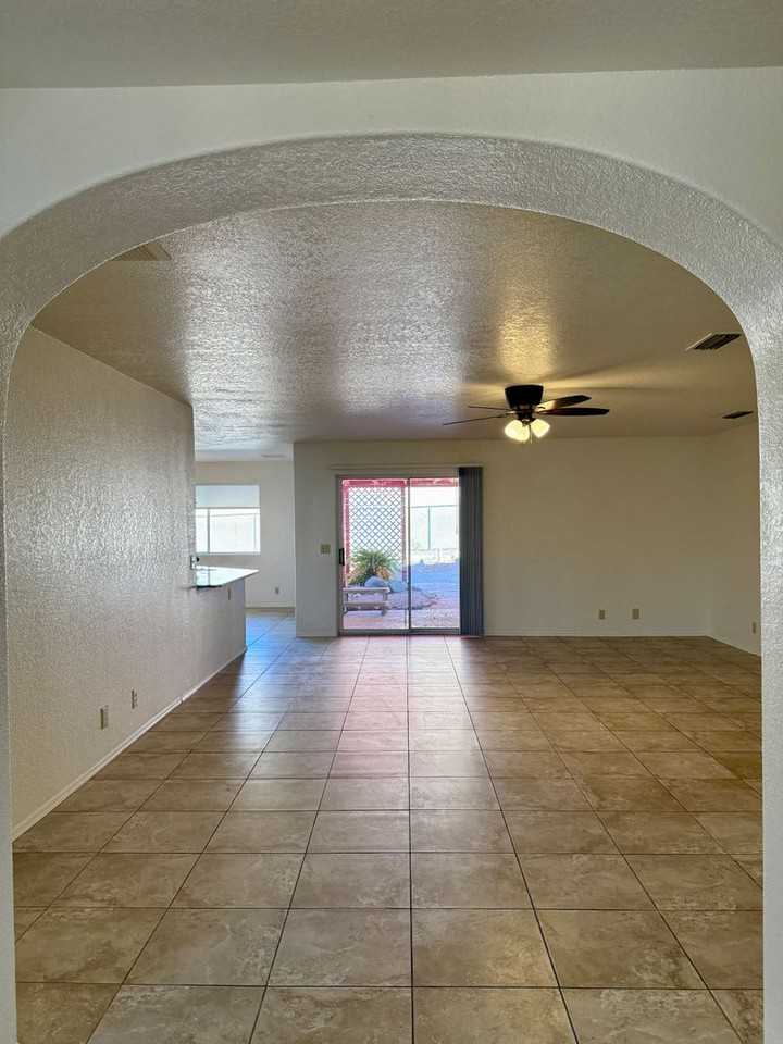 3167 Daytona Ave - Photo 4 of 27