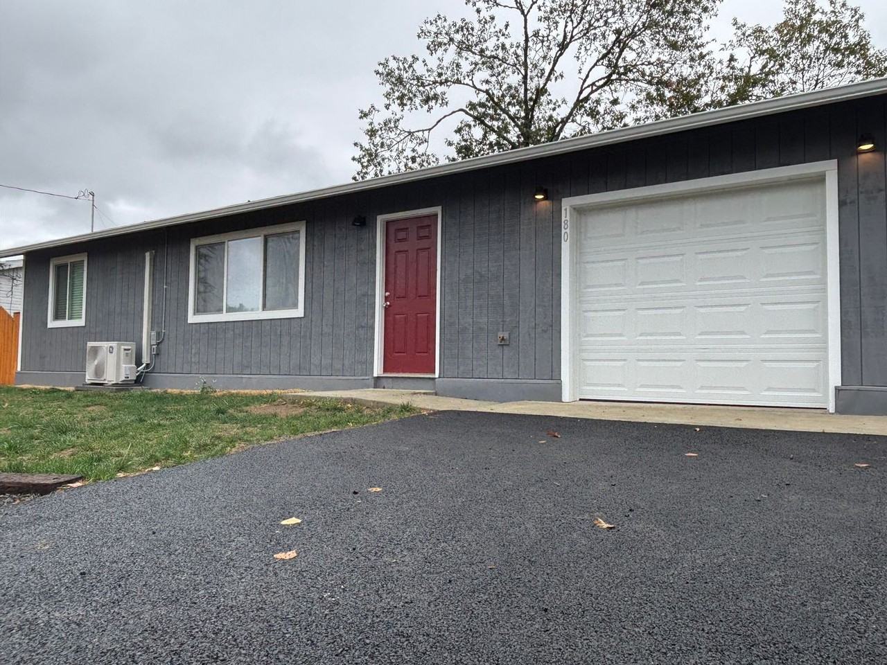 180 Se Darrell Ave - Photo 2 of 17