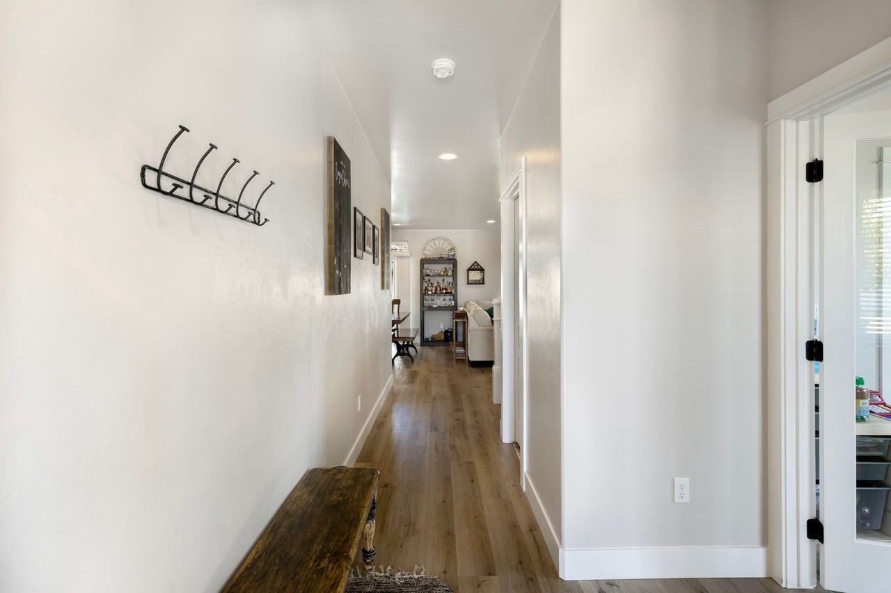 9240 W Thor Dr - Photo 3 of 29