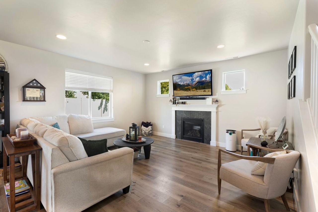 9240 W Thor Dr - Photo 4 of 29