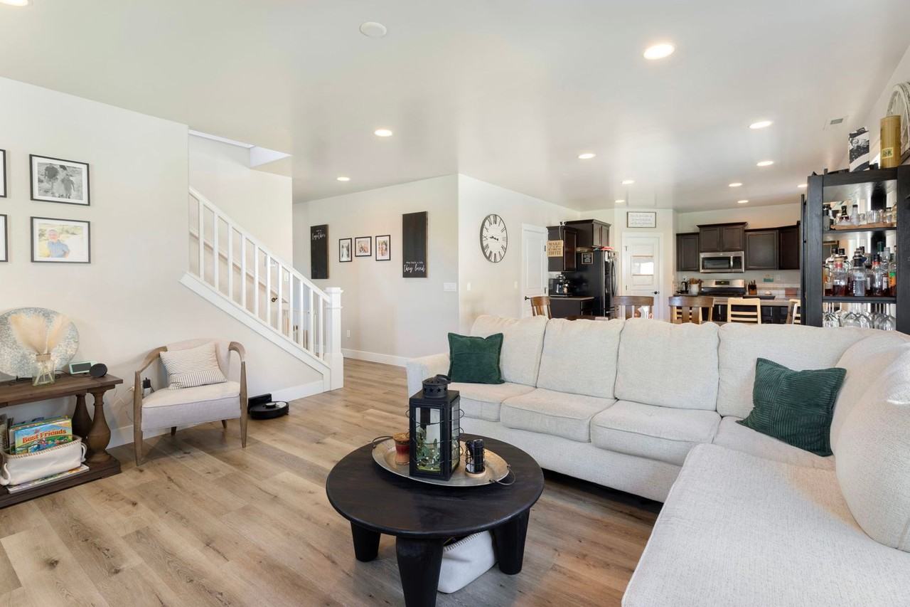 9240 W Thor Dr - Photo 5 of 29