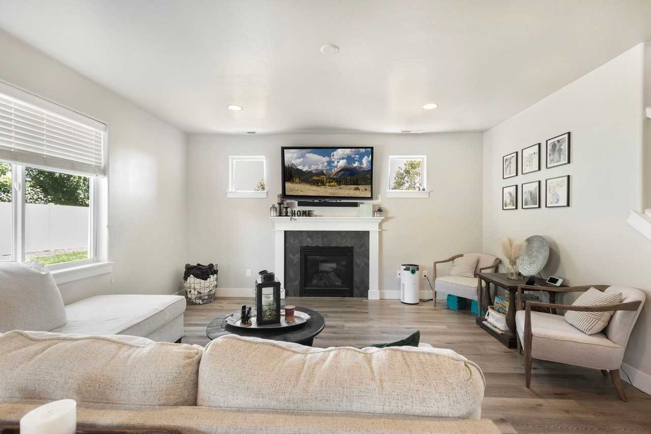 9240 W Thor Dr - Photo 6 of 29