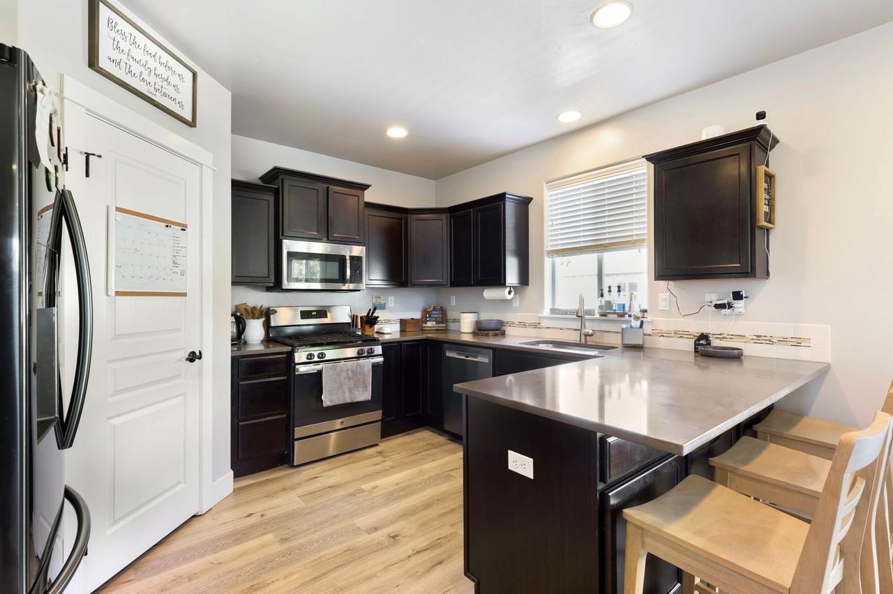 9240 W Thor Dr - Photo 7 of 29