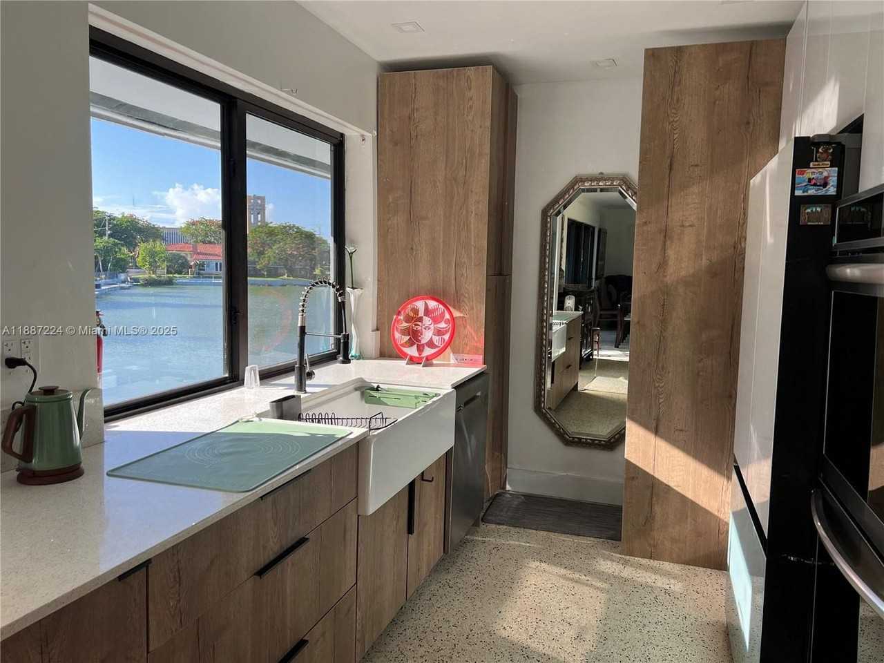 425 Ne 103rd St - Photo 3 of 24