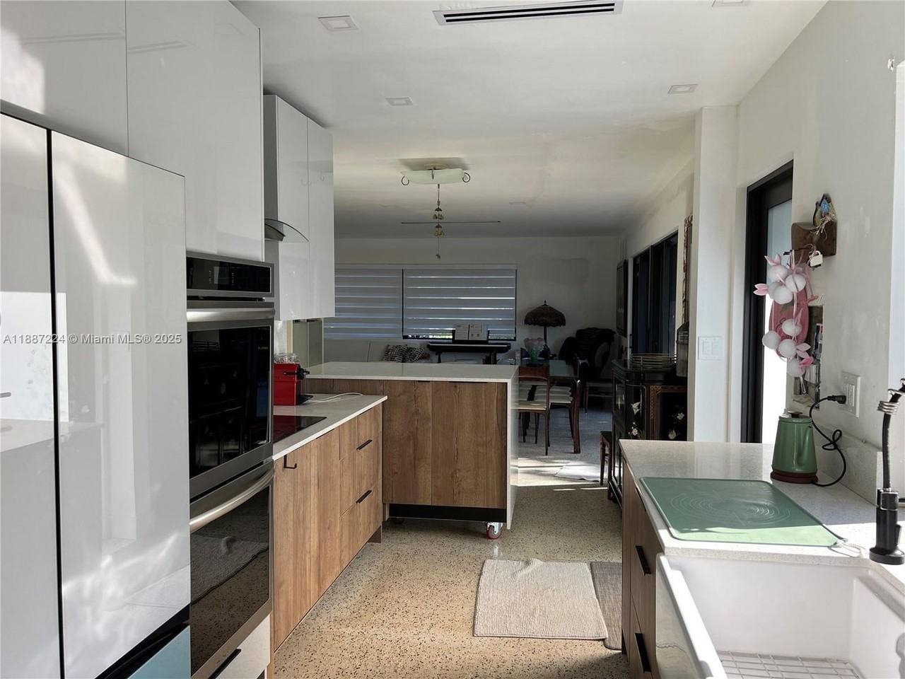 425 Ne 103rd St - Photo 4 of 24