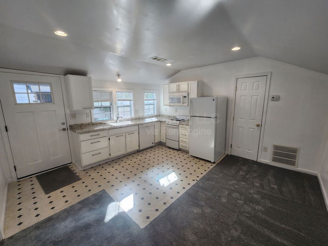 1064 Curran St Nw #D - Photo 2 of 9