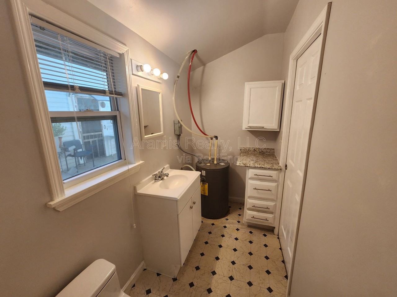 1064 Curran St Nw #D - Photo 7 of 9