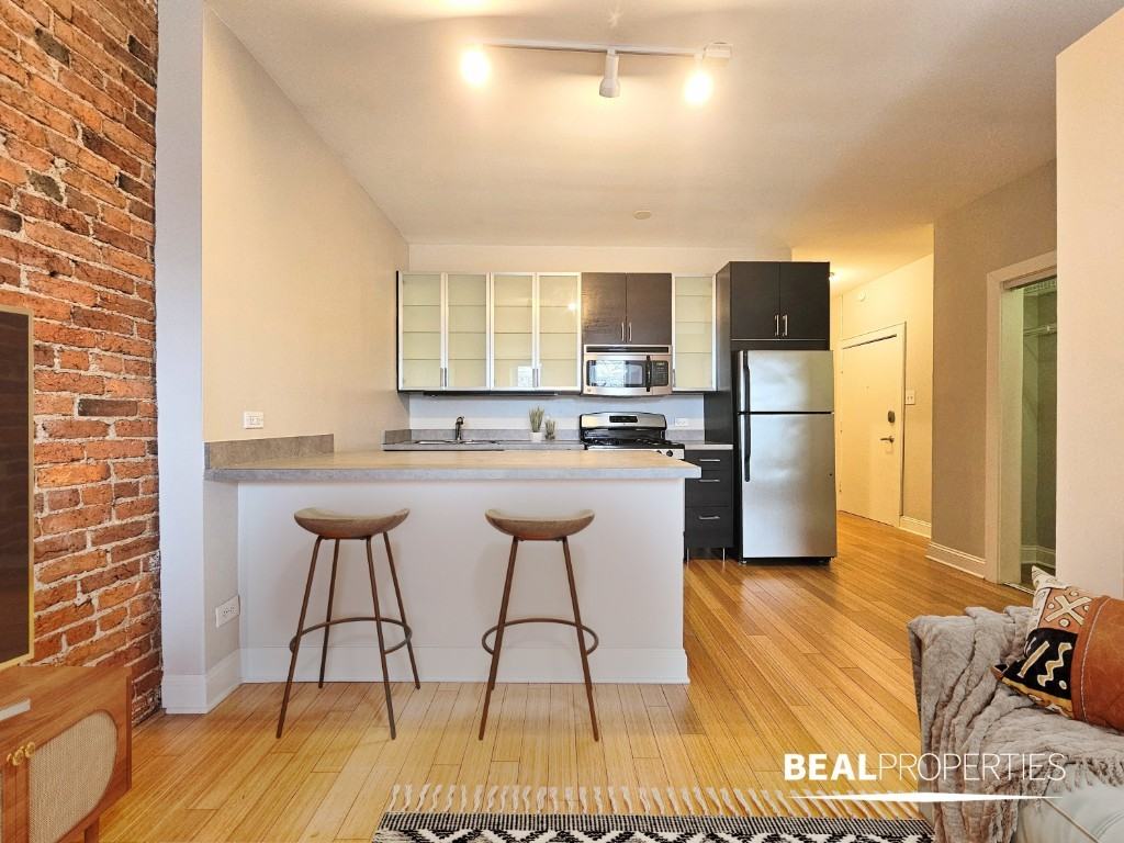 2214 N Clark St #STD - Photo 3 of 10