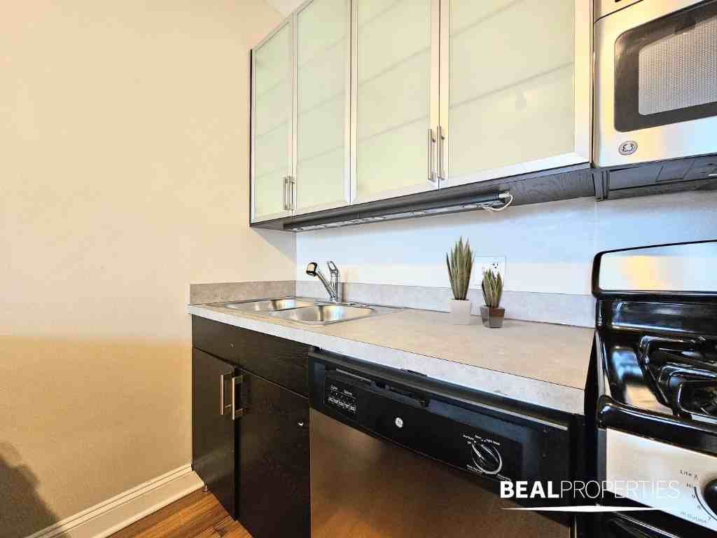 2214 N Clark St #STD - Photo 6 of 10