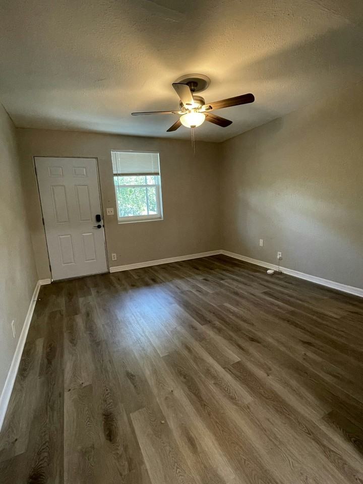 1575 West 19th Street, Unit 4 - Photo 4 of 24