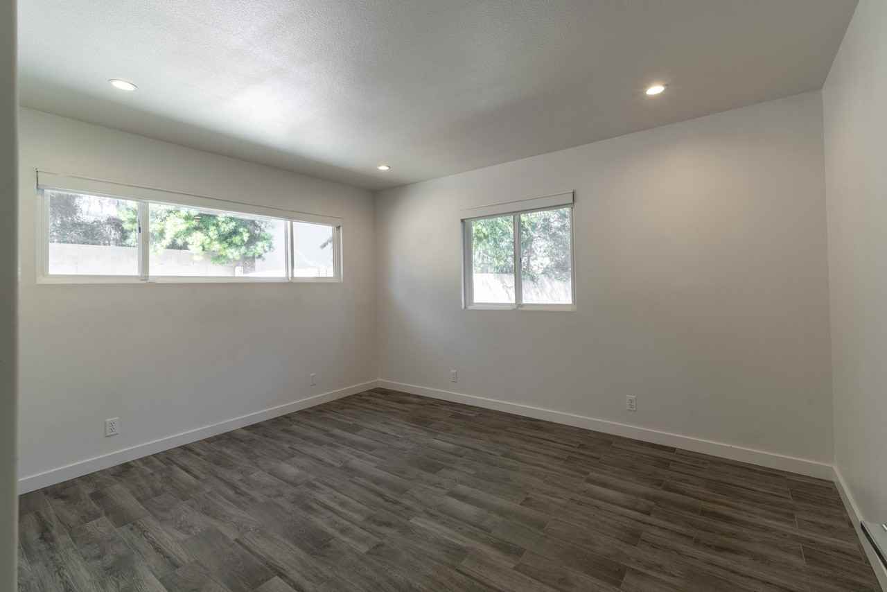 129 E Loop Dr - Photo 3 of 20