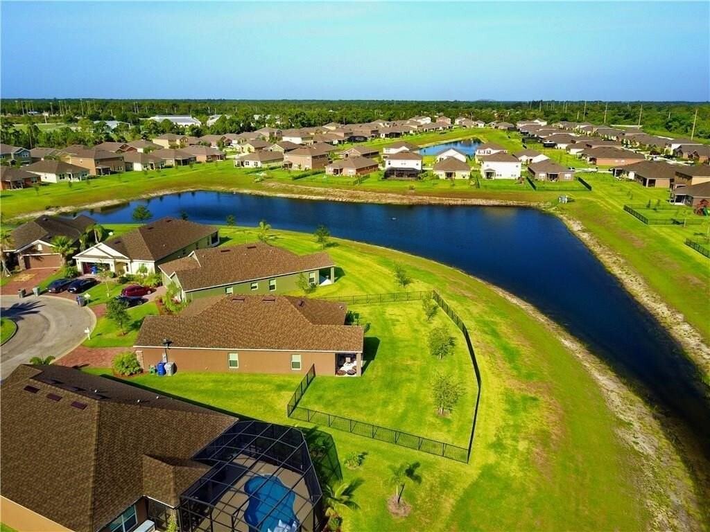1296 Lexington Manor Southwest - Photo 2 of 24