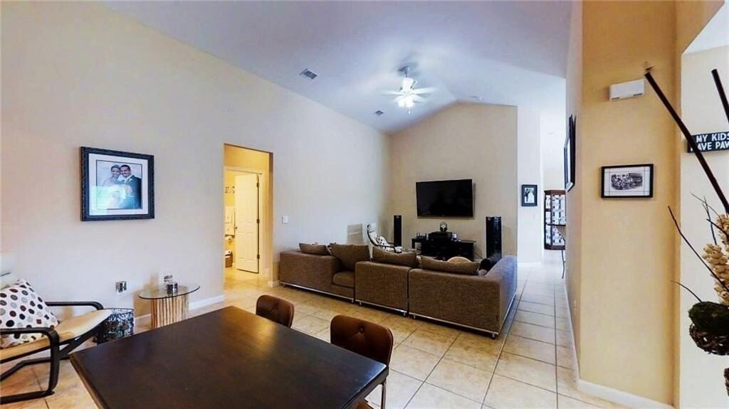 1296 Lexington Manor Southwest - Photo 4 of 24