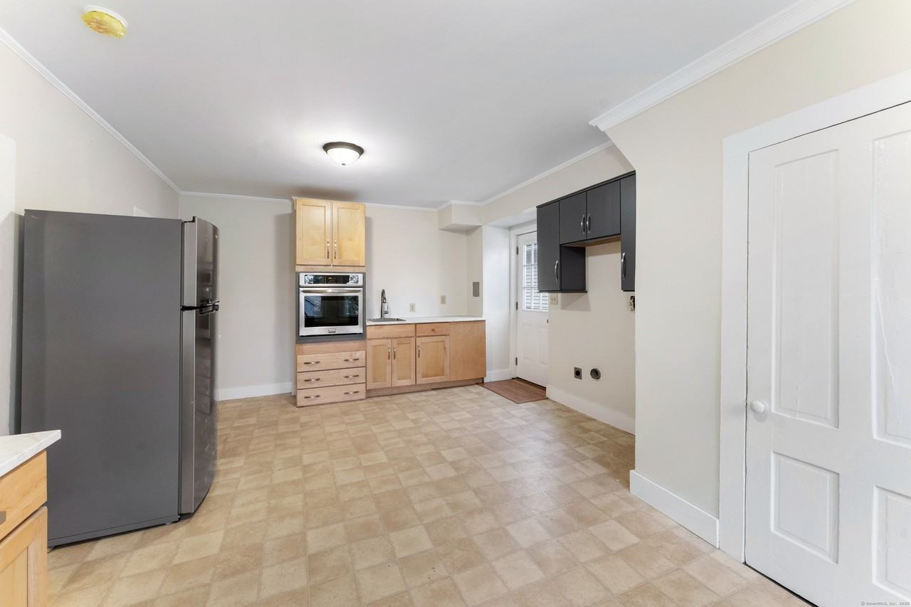 78 Smith St - Photo 4 of 10