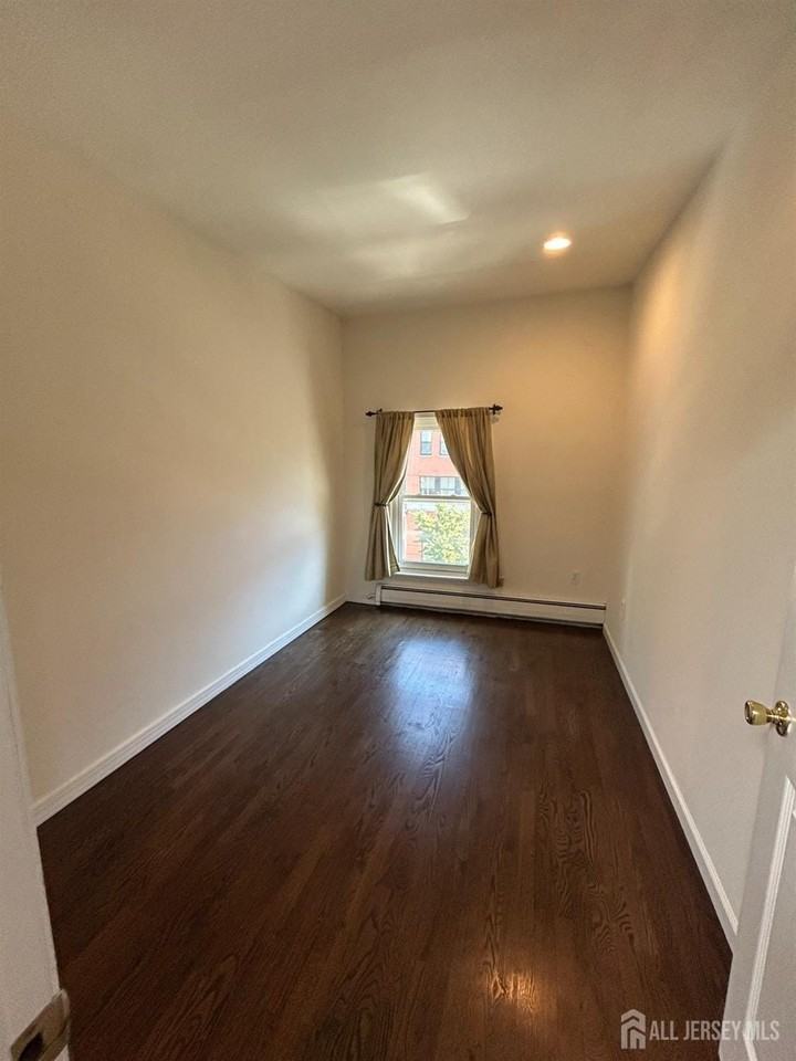 259 Grove St #3 - Photo 4 of 7