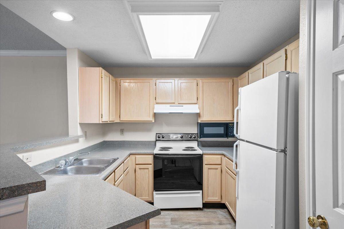 The Claremont Apartment Homes - Photo 5 of 34