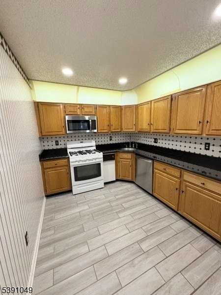 77 Howard St - Photo 4 of 14