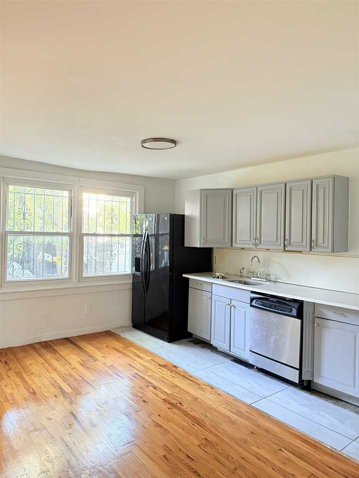 189 Garfield Ave #1 - Photo 3 of 7