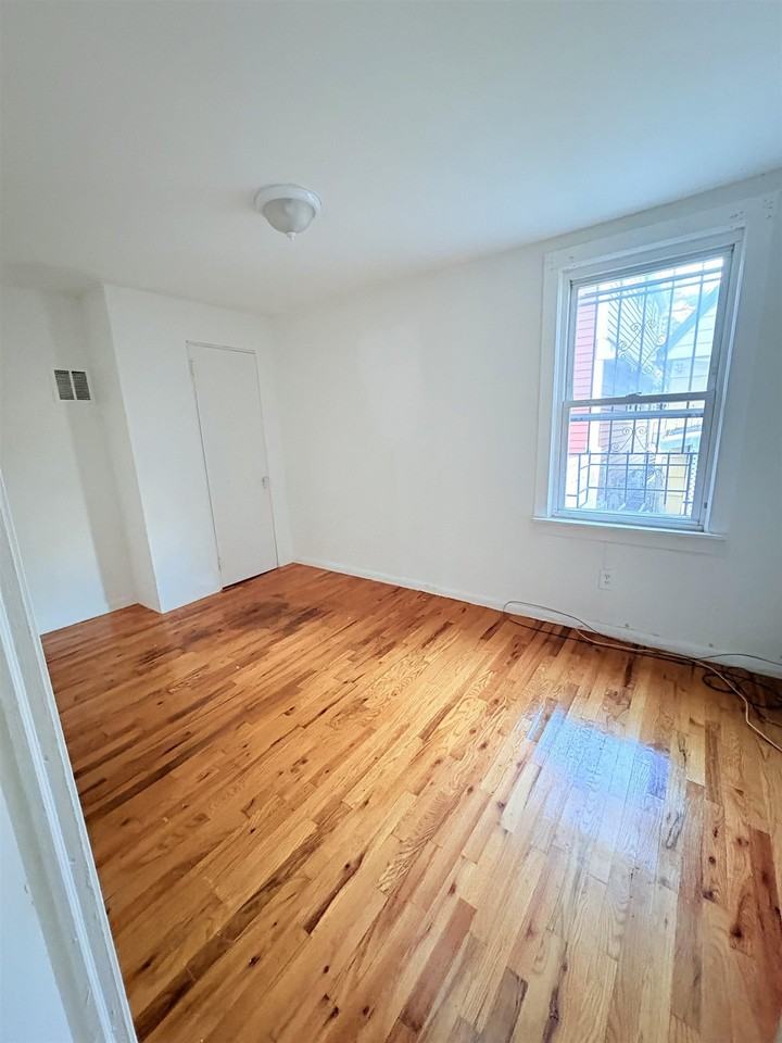 189 Garfield Ave #1 - Photo 4 of 7