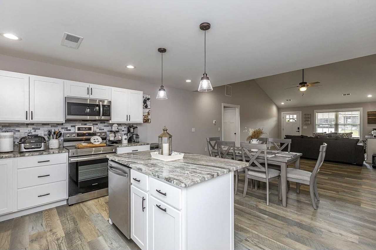 647 Four Winds Dr - Photo 4 of 7