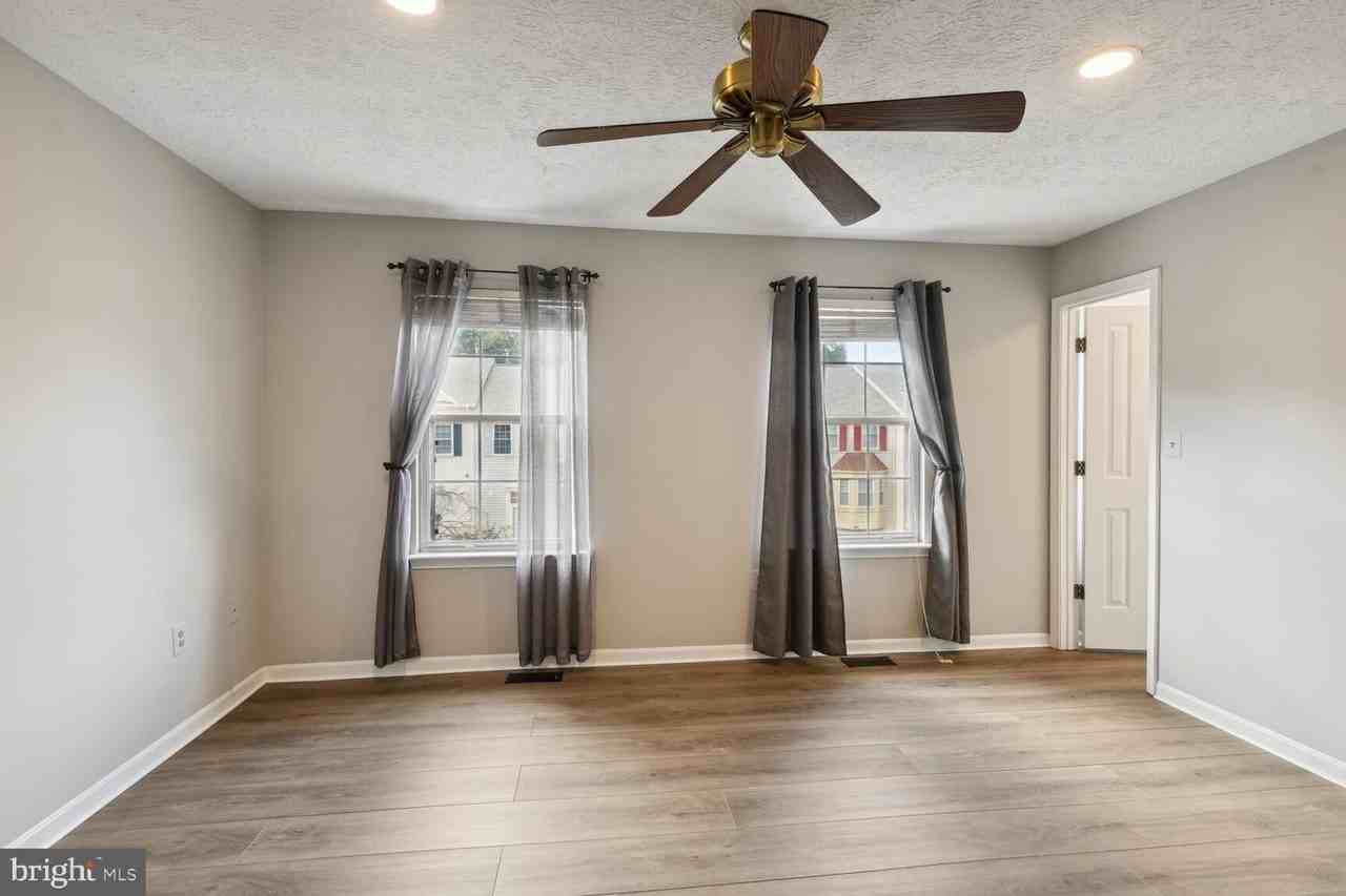 1605 Woodview Ct - Photo 3 of 10