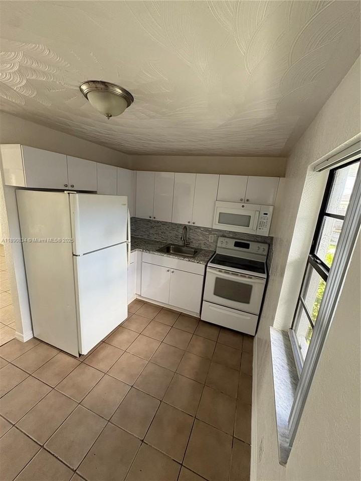 4120 Sw 19th St #1 - Photo 4 of 11