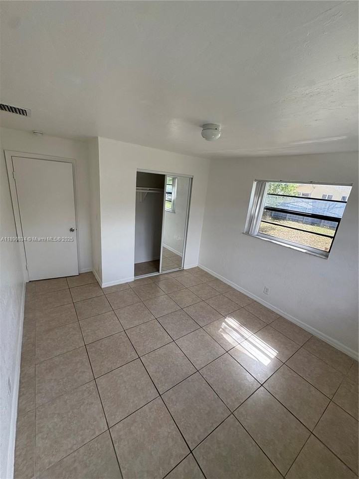 4120 Sw 19th St #1 - Photo 6 of 11