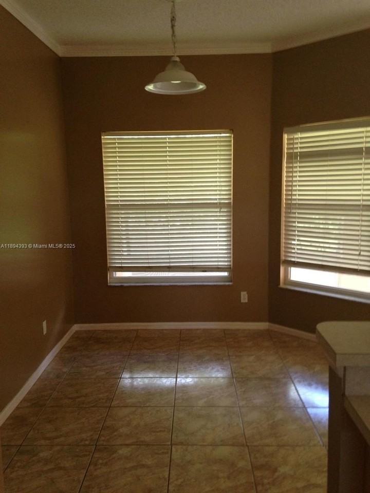 4634 Sw Eagle St - Photo 7 of 16