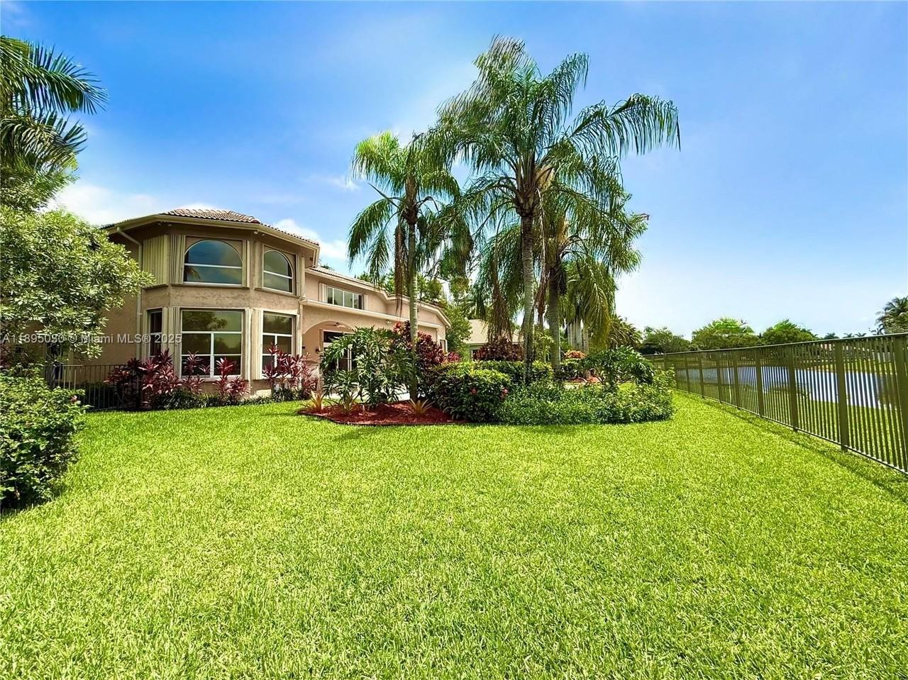 2547 Montclaire Cir #2547 - Photo 4 of 9