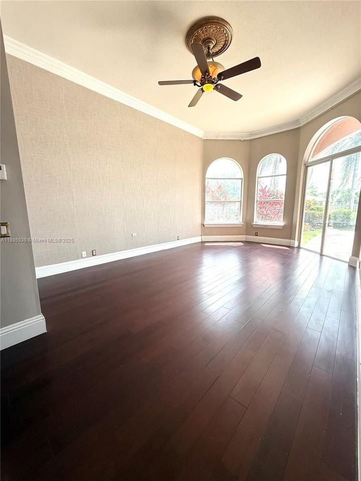 2547 Montclaire Cir #2547 - Photo 6 of 9