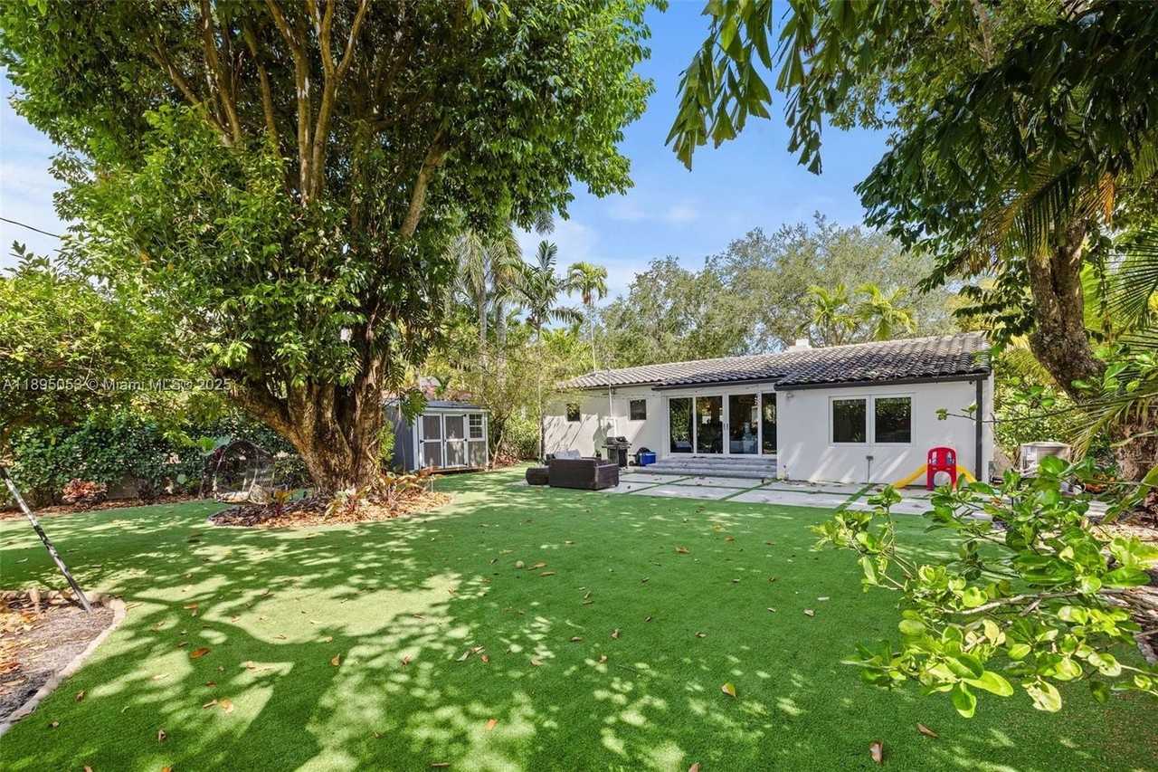 90 Ne 106th St - Photo 3 of 30