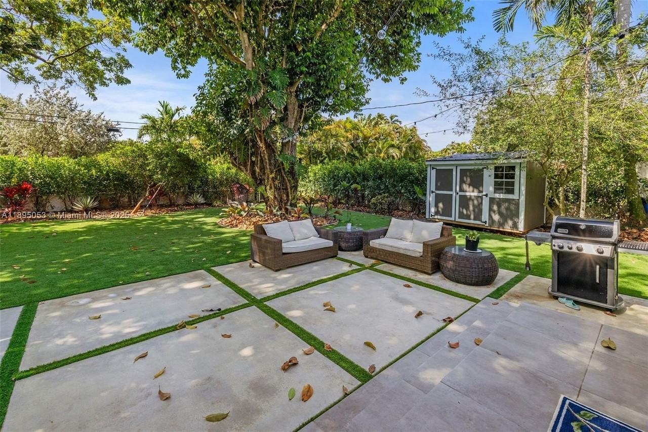 90 Ne 106th St - Photo 4 of 30