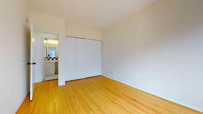 W 52nd St #4J - Photo 3 of 8