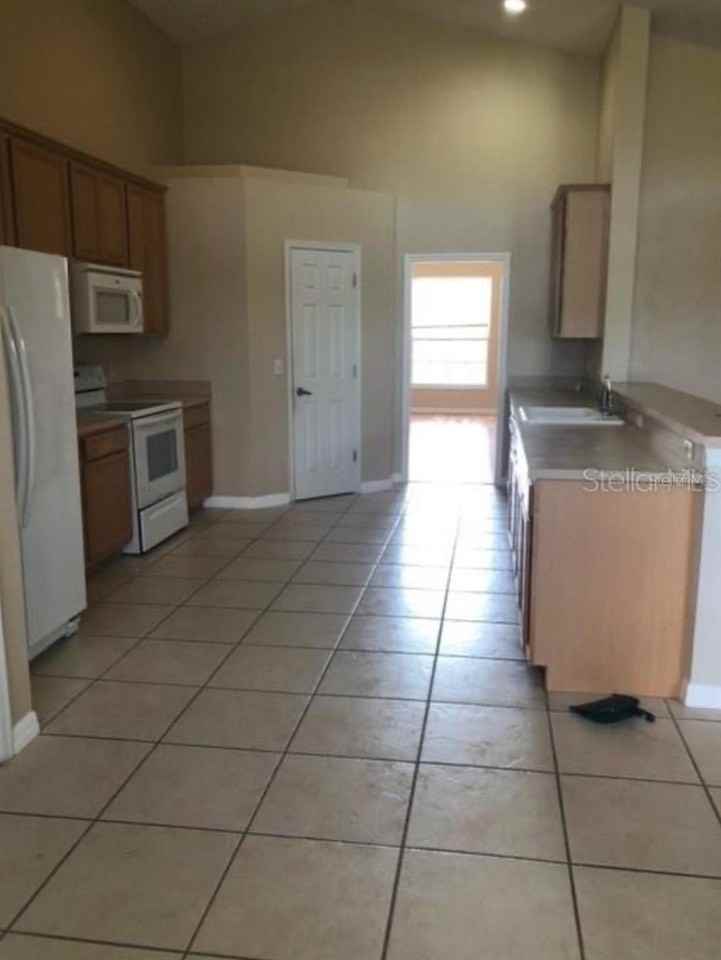 2371 The Oaks Blvd - Photo 3 of 23