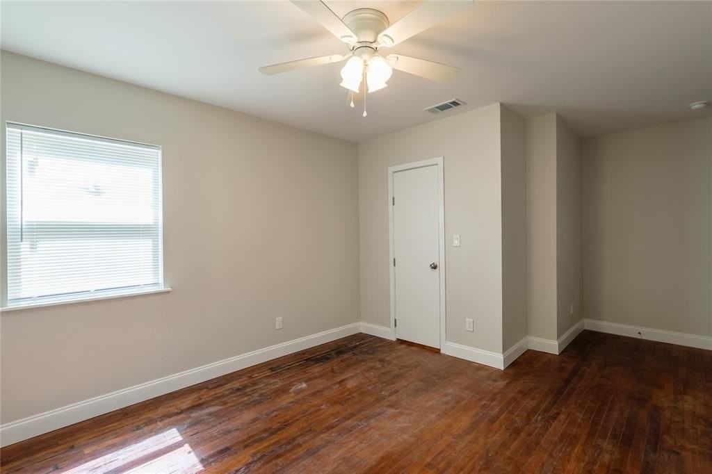 2114 Harlandale Ave - Photo 5 of 21