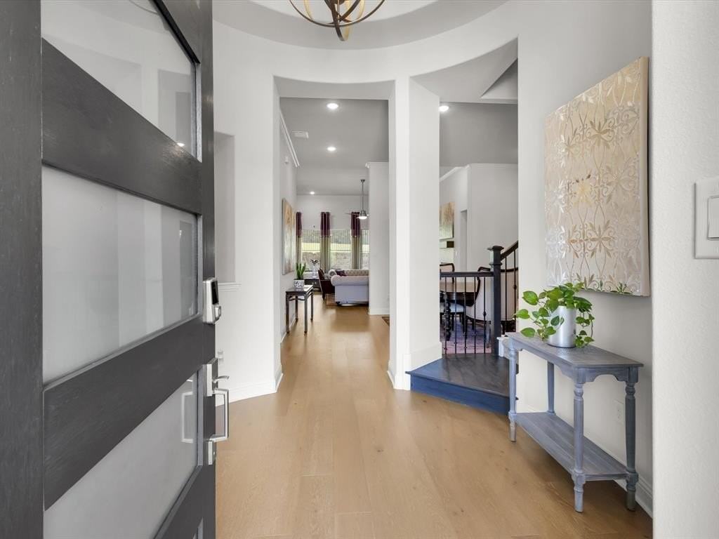 439 Montrose Dr - Photo 5 of 40