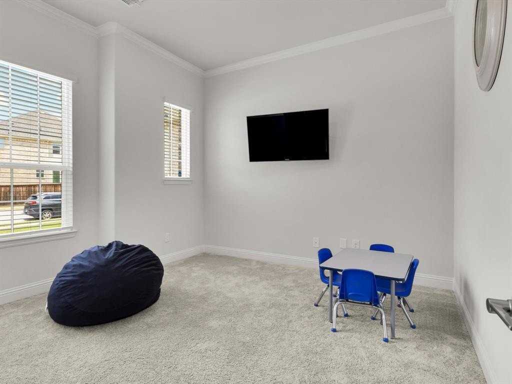 439 Montrose Dr - Photo 6 of 40