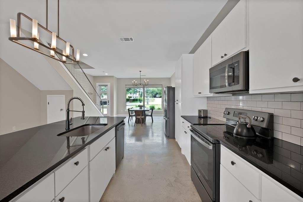 4633 Calmont Ave - Photo 7 of 28