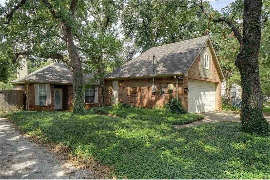 2605 N Locust St - Photo 2 of 15