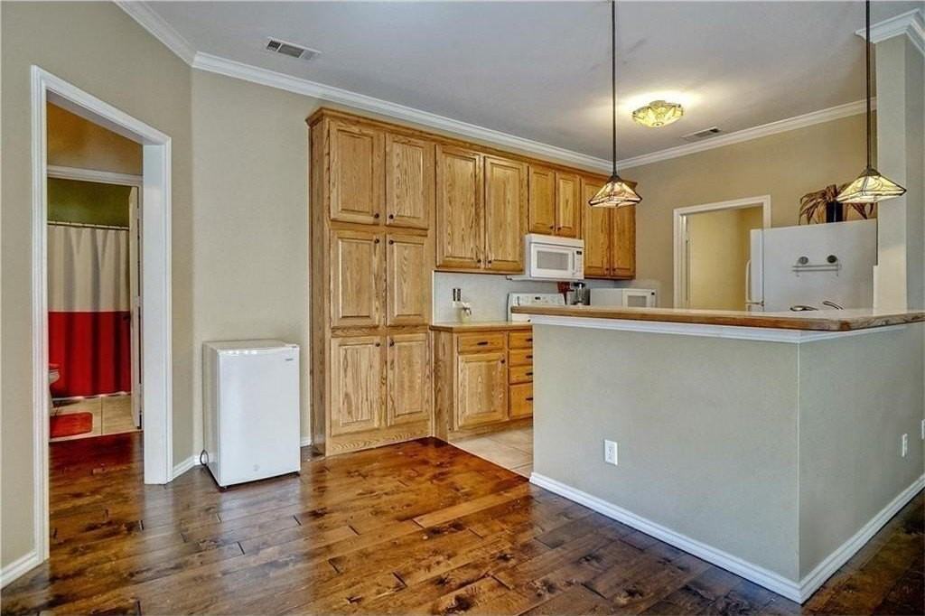 2605 N Locust St - Photo 3 of 15