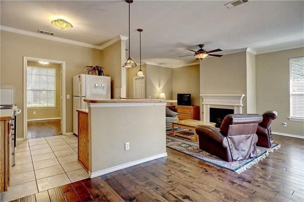 2605 N Locust St - Photo 4 of 15