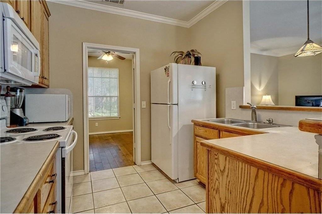 2605 N Locust St - Photo 5 of 15