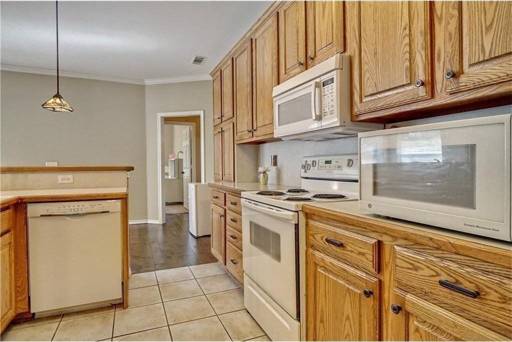 2605 N Locust St - Photo 6 of 15