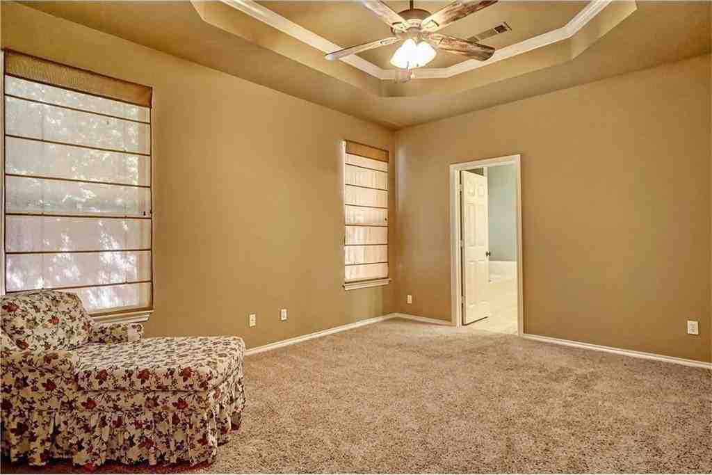 2605 N Locust St - Photo 7 of 15