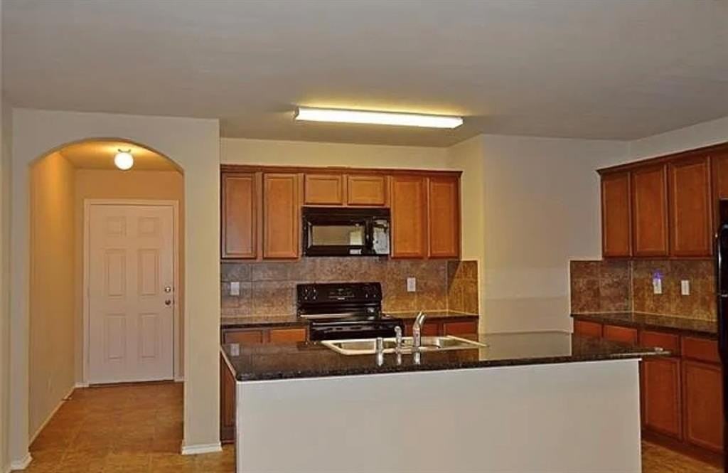 1048 Churchill Dr - Photo 4 of 16