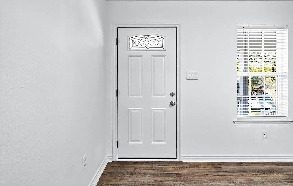 404 East Elm Street - Photo 4 of 21