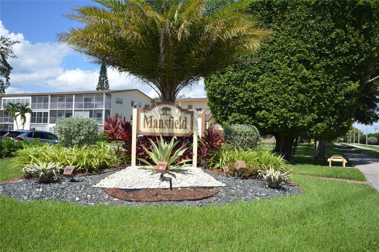 144 East New England Boulevard - Photo 3 of 38