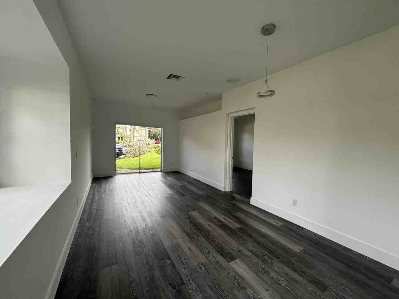 2630 Creekside Dr - Photo 3 of 11