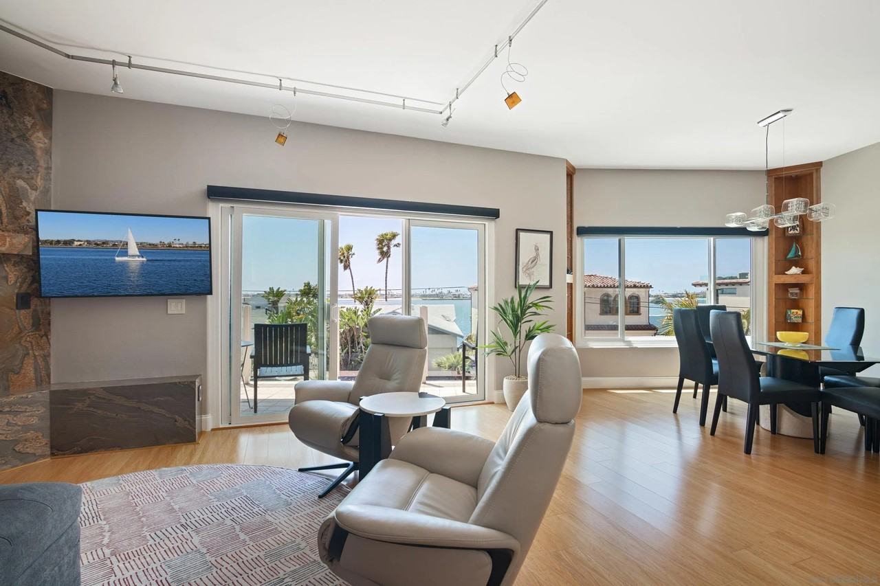 3701 Riviera Dr Apt 11 #11 - Photo 4 of 32