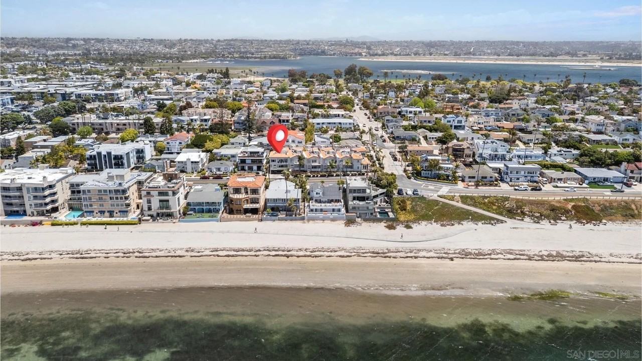 3701 Riviera Dr Apt 11 #11 - Photo 5 of 32